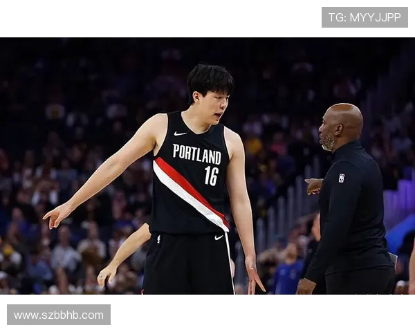 开拓者与勇士季前赛对决揭幕年轻球员竞技新篇章